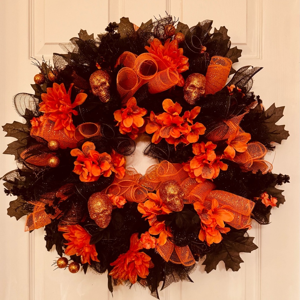 HALLOWEEN Orange & Black Deco mesh, floral with skulls Wreath Holiday Decor NWT
